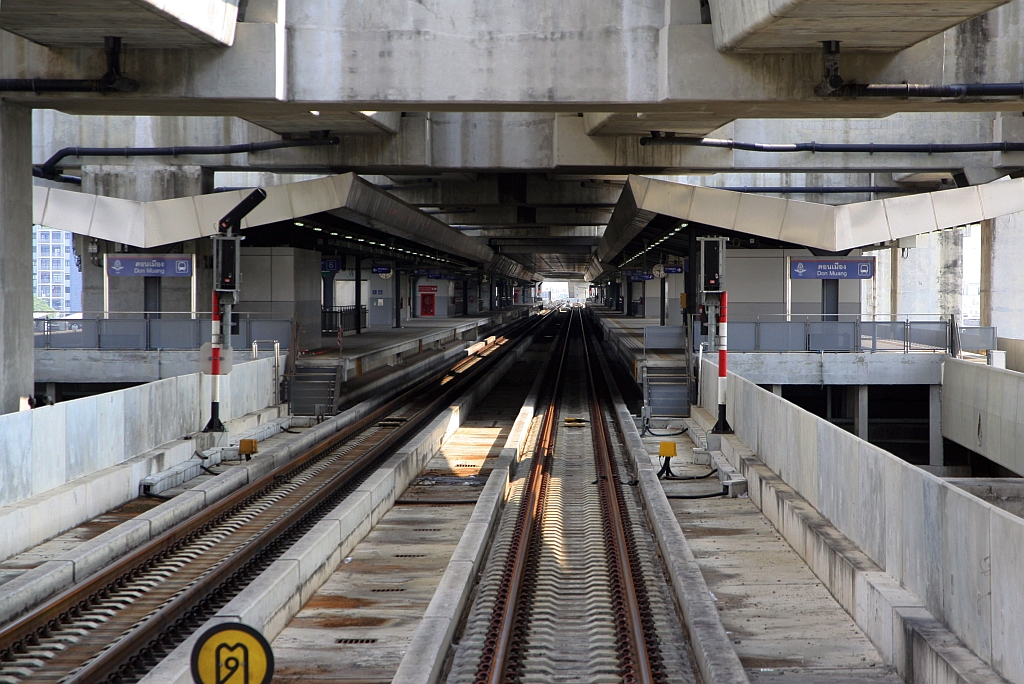 Da die Stationen der SRTET Red Lines mit Bahnsteigsperren versehen sind, jene der SRT Northern und Northeastern Lines jedoch frei zugänglich sind wurden die Don Muang und Rangsit Station in zwei Ebenen errichtet. - Das Bild vom 24.März 2024 zeigt das südlichen Ende der SRT-Don Muang Station, eine Etage höher befindet sich die SRTET Don Muang Station.