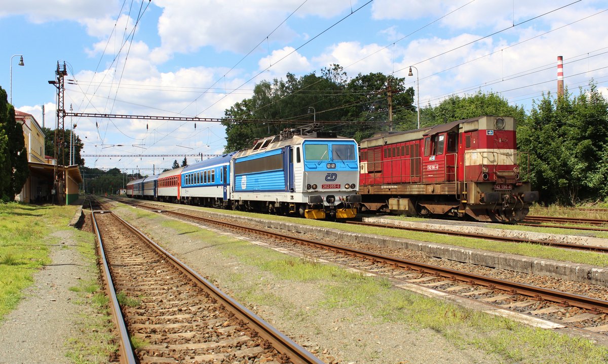 Da staunte ich nicht schlecht. 362 055-6 kam am 19.07.16 mit R11310 von Plzeň hl.n. nach Františkovy Lázně. Nach kurzem Aufendhalt fuhr der Zug als Rx 11311 wieder Zurück.
Hier mit 742 194-4 in Františkovy Lázně.