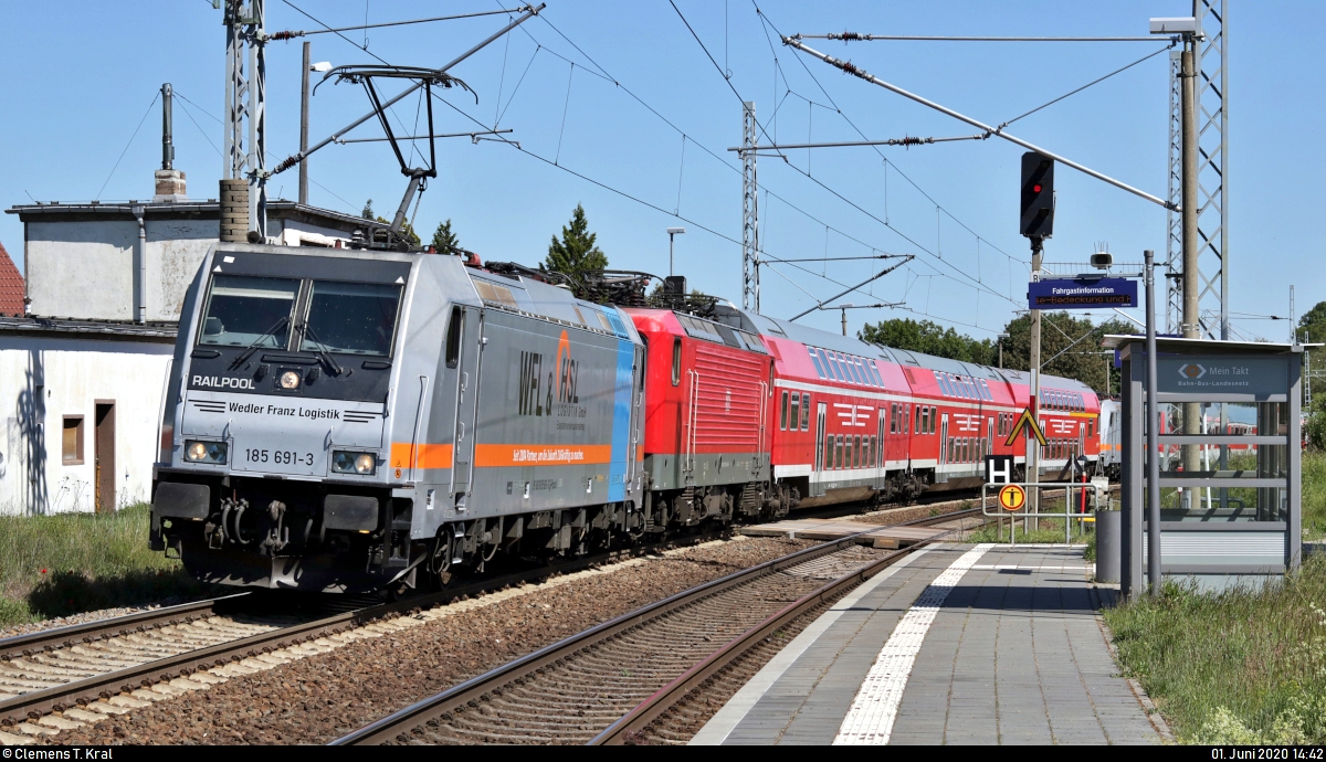 Da staunte ich nicht schlecht:
185 691-3 der Railpool GmbH, vermietet an die HSL Logistik GmbH (HSL), untervermietet an die Wedler Franz Logistik GmbH & Co. KG (WFL), durchfährt mit 14 Doppelstock- und n-Wagen sowie drei weiteren Loks (112 131-8, 185 677-2 und 185 689-7) den Hp Zscherben auf der Bahnstrecke Halle–Hann. Münden (KBS 590) Richtung Teutschenthal.
Spätere Recherchen ergaben, dass diese bunt zusammengewürfelte Fahrzeugschlange für den am 14.6. startenden Ersatzverkehr der Abellio Rail Baden-Württemberg GmbH zunächst von Wustermark nach Erfurt überführt wurde. Aufgrund der Streckensperrung zwischen Weimar und Apolda erfolgte die Fahrt über meine  Hausstrecke .
Das eingereihte Lok- und Wagenmaterial möchte ich in den kommenden zwei Tagen im Detail vorstellen.
[1.6.2020 | 15:42 Uhr]