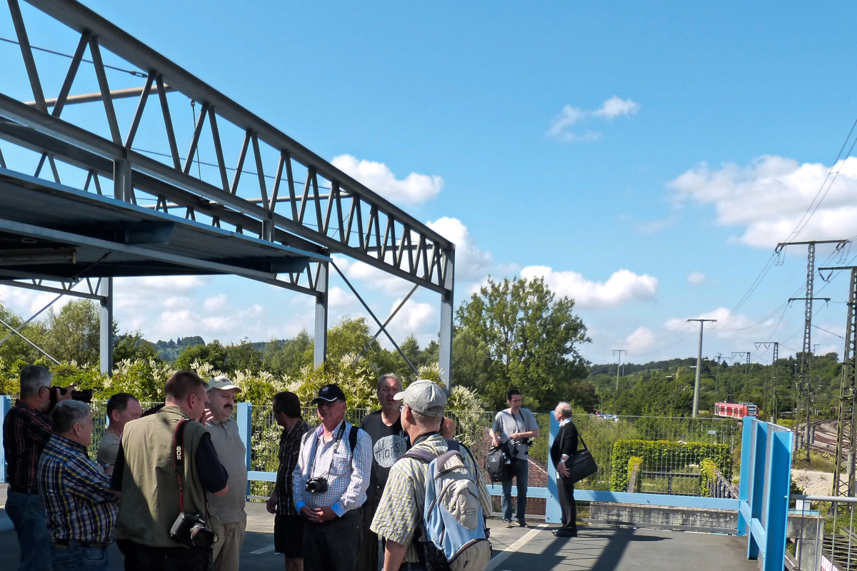 Da steht die Gruppe rum und nur der Herbert links hat was im Visier vom Parkdeck aus. Singen 02.08.2015