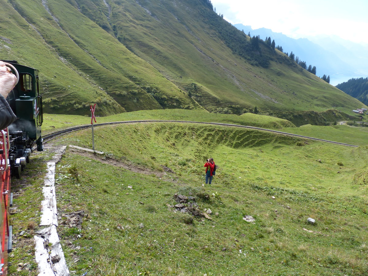 Da steht wer an der Strecke und fotografiert. Während Heinz' Mutter Sylvia und ich den bequemen Abstieg im Zug wählten, wanderte Heinz vom Rothorn bis zur Planalp und machte unterwegs Fotos. 25.9.2016