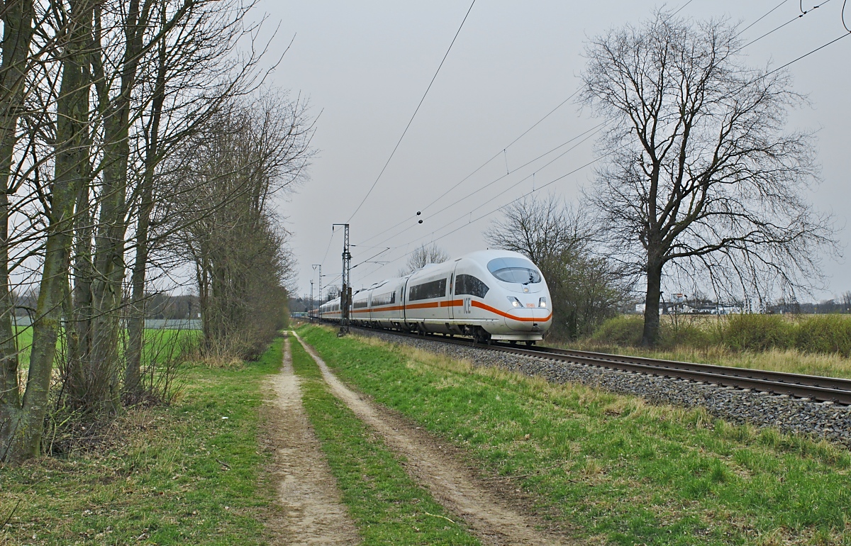 Da die Strecke Emmerich - Oberhausen wegen Bauarbeiten gesperrt war, wurden die ICE Amsterdam - Frankfurt bis zum 18.03.2022 wieder einmal über Venlo - Mönchengladbach umgeleitet, zu ihnen gehörte auch der ICE 3 4610, der am 16.03.2022 bei Boisheim durch die flache niederrheinische Landschaft in Richtung Köln fährt