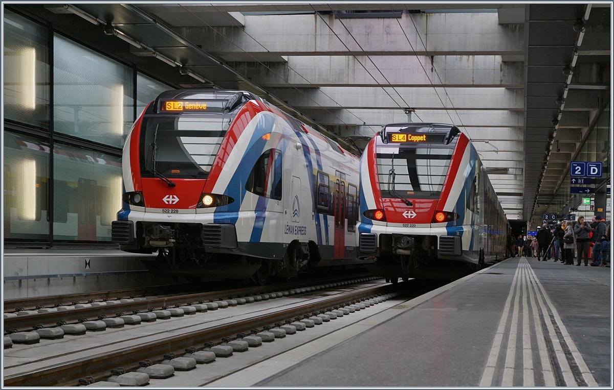 Da Streik bedingt Annemasse pro Stunde nur drei Züge annehmen konnte (oder wollte) fielen die RE Annemasse - Vevey/St-Maurice auf dem Abschnitt Annemasse- Genève ganz aus und einige Léman Express Züge wendeten in Chêne Bourg, wo auch dieses Bild entstand und auf Gleis 2 den nach Genève fahrenden SBB LEX RABe 522 220 als SL 4 sowie auf Gleis 1 den hier wendenden SBB LEX RABe 522 228 zeigt. 

15. Dezember 2019