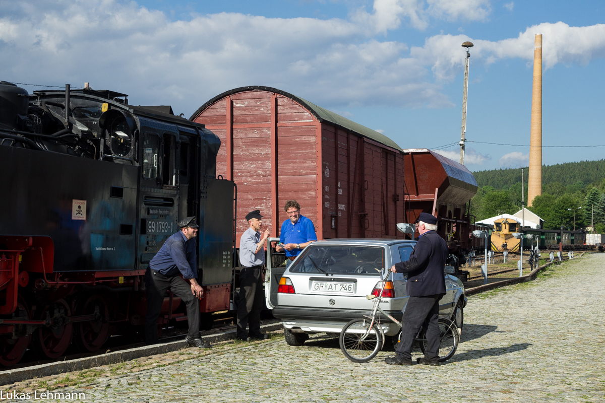 Da tauscht der BRD Bürger die Nummer mit dem Dampflokführer der Fichtelbergbahn. Da es dann später noch einen  Streit  gab, fuhr der WDR Bürger wiedeR nach Hause ;-)           99 1793 in der Rollwagengrube von Cranzahl, 20.06.2016