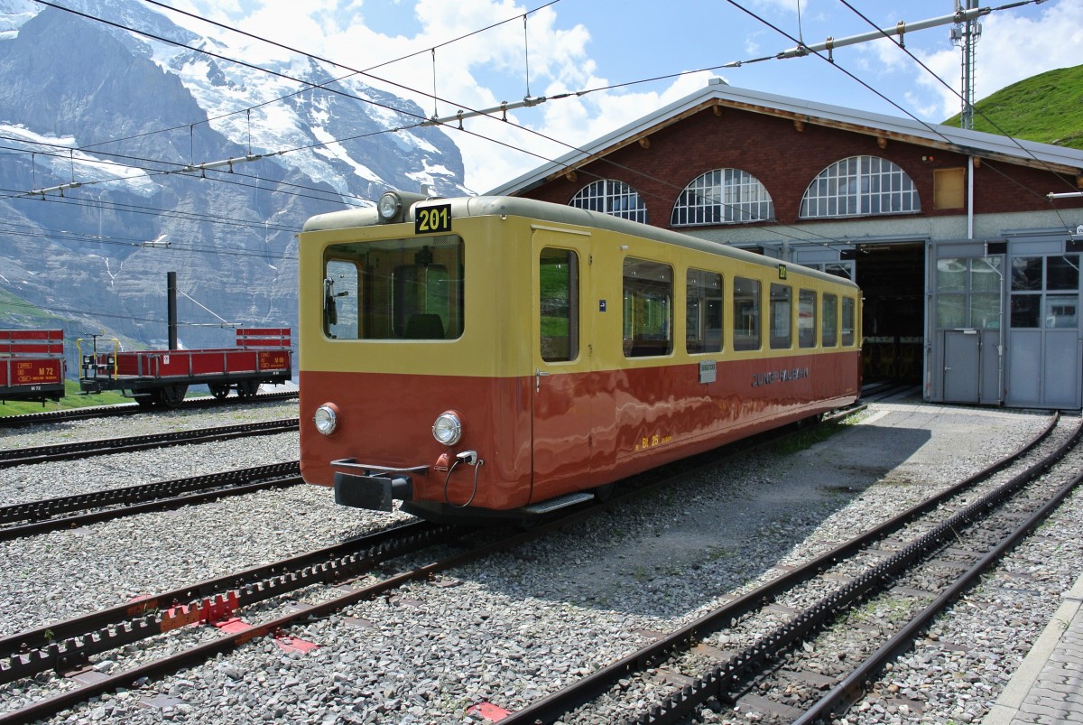 Da der Triebwagen Nr. 201 anderweitig gebraucht wird steht der dazugehrende Bt Nr. 25 arbeitslos vor dem alten Depot in kleine Scheidegg, 07.07.2015.