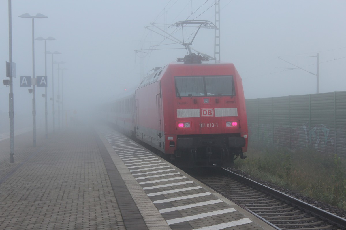 Da verschwindet der IC 2252 nach Frankfurt(M) Flughafen Fernbf im Nebel, am Zugende schiebt 101 013-1. Aufgrund der Vollsperrung in Leipzig Hbf werden die Zge unter anderem ber Leipzig Messe umgeleitet. 27.09.2013