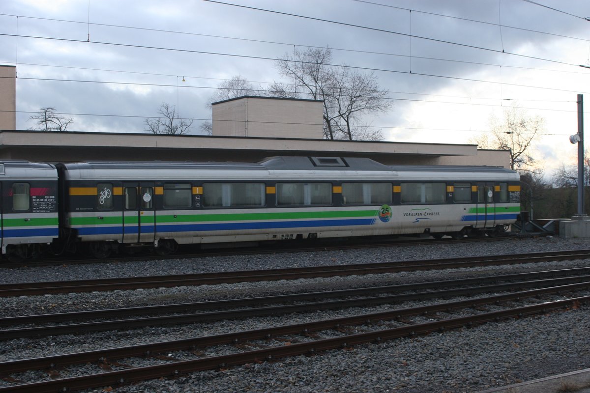 Da der Voralpenexpress seit dem Fahrplanwechsel am 15. Dezember 2019 mit dem neuen Traverso gefahren wird, hat die Südostbahn wohl eher keine Verwendung für das alte Rollmaterial mehr. So fand ich einige Wagen abgestellt in Wittenbach vor. Tristan hat hier den Erstklasswagen 50 85 18-35 713-4  auf die Speicherkarte gebannt.

Foto: Tristan Streck

Wittenbach SG, 24.12.2019