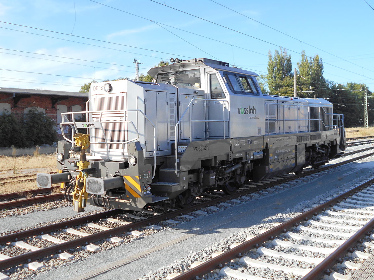 Da die Vossloh 4 185,am 29.Juli 2018,am Ausfahrsignal,von Bergen/Rügen warten mußte konnte ich die Lok in aller Ruhe fotografieren.