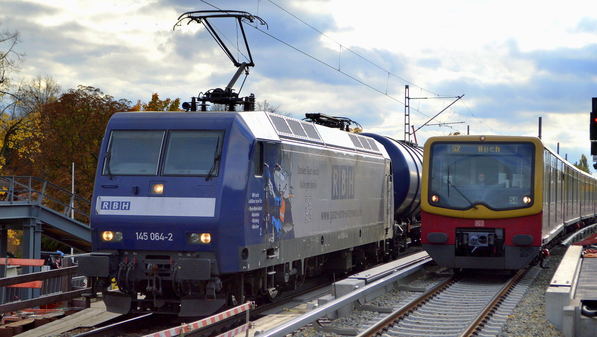 Da war der Kesselwagenzug mit RBH Logistics GmbH, Gladbeck [D]  145 064-2  [NVR-Nummber: 91 80 6145 064-2 D-DB] Richtung Stendell etwas schneller als die einfahrende S2 der Berliner S-Bahn am 28.10.20 Berlin Karow.