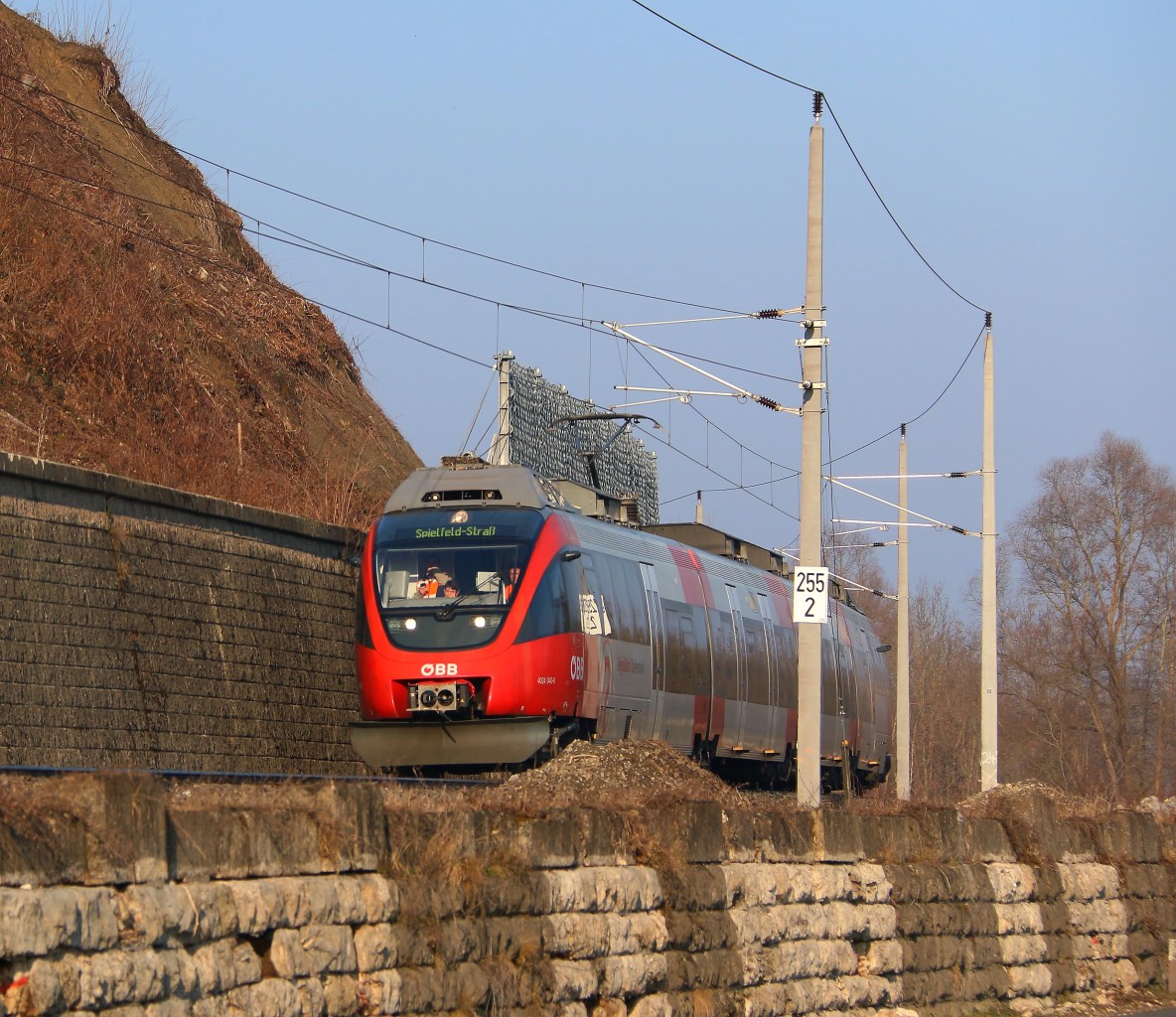 Da watschelt eine ENTE um den Bogen ,.... Der 4024 rollt dem Bahnhof Spielfeld entgegen am 27.Februar 2015 bei Ebhrenhausen