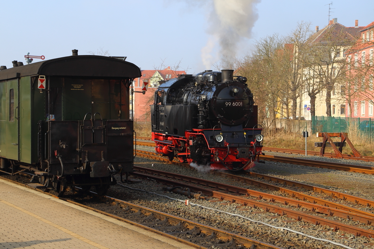 Da, wie hier zu sehen, 99 6001 am 15.02.2015 ihren IG HSB-Sonderzug, für eine einstündige Mittagspause im Bw, sich selbst überläßt, wird nun auch der Fotograf eine kleine Runde drehen, um zu erkunden, was es im Bahnhof Nordhausen noch so Interessantes zu entdecken gibt!