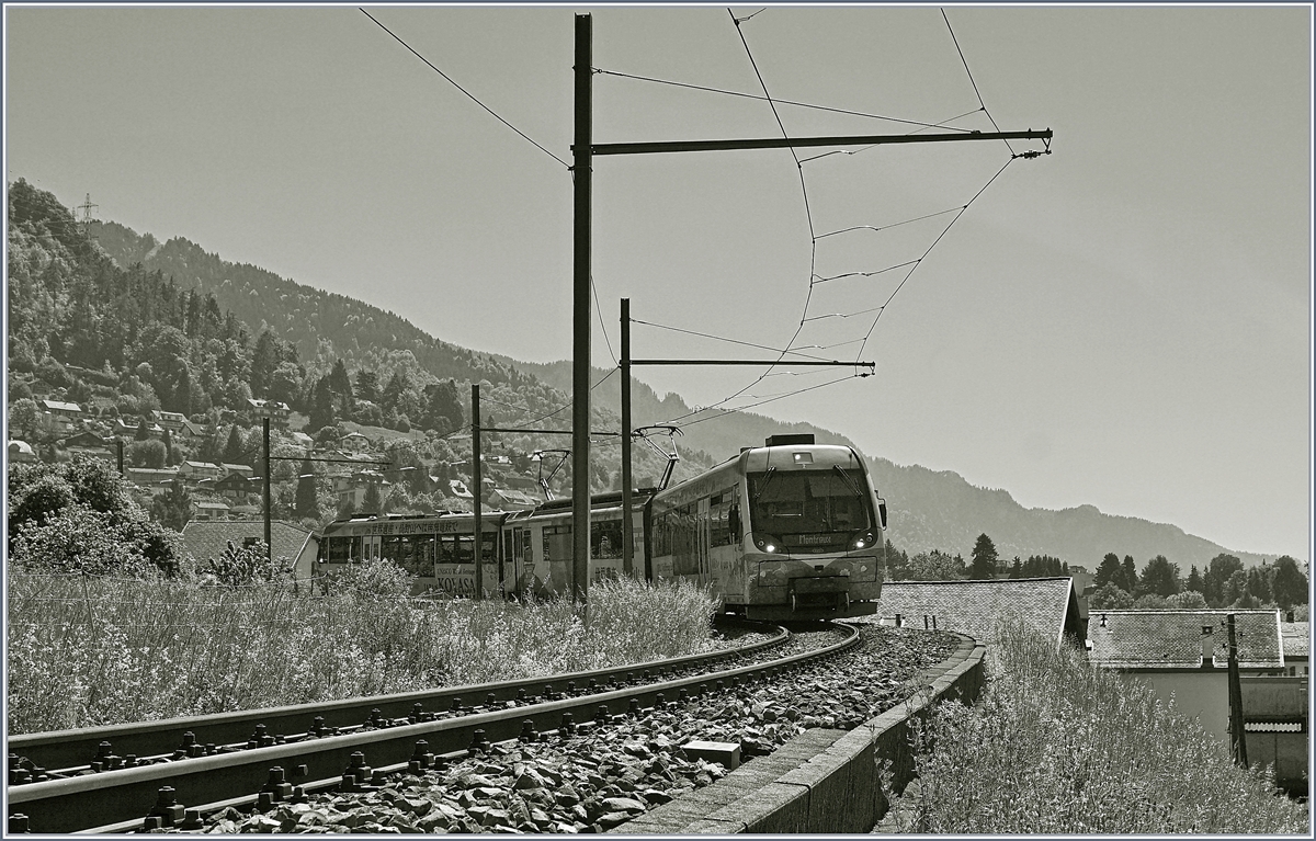 Da, wie in der letzten Zeit festgestellt, man nie weiss, welcher Zug in welchem Umlauf eingesetzt wird, stand ich einmal mehr für den bunten  Nankai  Bt 242 - Be 4/4 5002 ABt 342 ziemlich an der falsche (Gegenlicht)-Fotostelle...

So gibt es vom  süssen  Zug für dieses Mal nur ein S/W Bild zu bewundern. 

Der MOB  Belle Epoque  Regionalzug 2217 von Zweisimmen nach Montreux erreicht Sonzier. 

Das Bild wurde bei einem Bahnübergang ausserhalb des Bahngebietes aufgenommen (Siehe Geoplan) 

7. Mai 2020