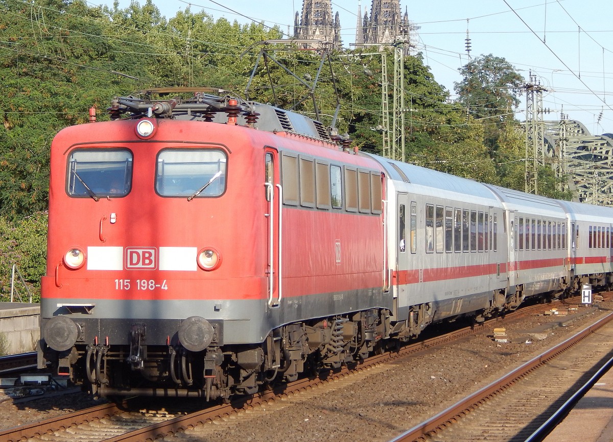 Da wird die Laterne zum Täter. 115 198-4 zog den PbZ durch Köln Deutz mit einem Schatten in der Mitte.

Köln Deutz 01.08.2015