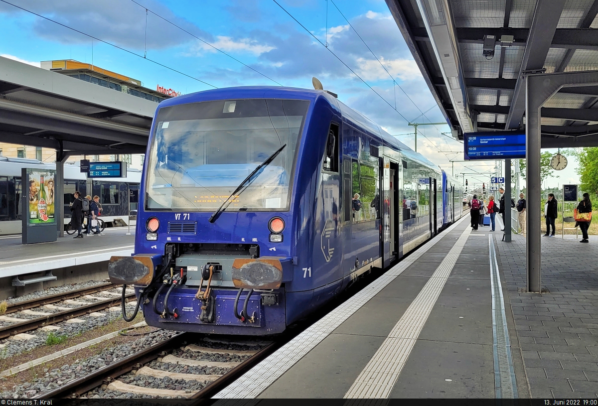 Da die Wittenberger Steuerwagen auf dem RE21-Ersatzverkehr derzeit für Probleme sorgen, sprangen auf einem Umlauf kurzerhand 650 745-2 (VT 70) und 650 746-0 (VT 71 | Stadler Regio-Shuttle RS 1) ein. Sie tragen noch die Farben ihres Vorgängers, der Bodensee-Oberschwaben-Bahn. Viele ihrer Kollegen wanderten in diesem Jahr zur GW Train Regio a.s. nach Tschechien.
Die Aufnahme entstand im Startbahnhof Magdeburg Hbf auf Gleis 5 E-G.

🧰 Württembergische Eisenbahn-Gesellschaft (WEG) | Zweckverband Strohgäubahn für Abellio Rail Mitteldeutschland GmbH
🚝 RE 69382 (RE21) Magdeburg Hbf–Goslar
🕓 13.6.2022 | 19:00 Uhr