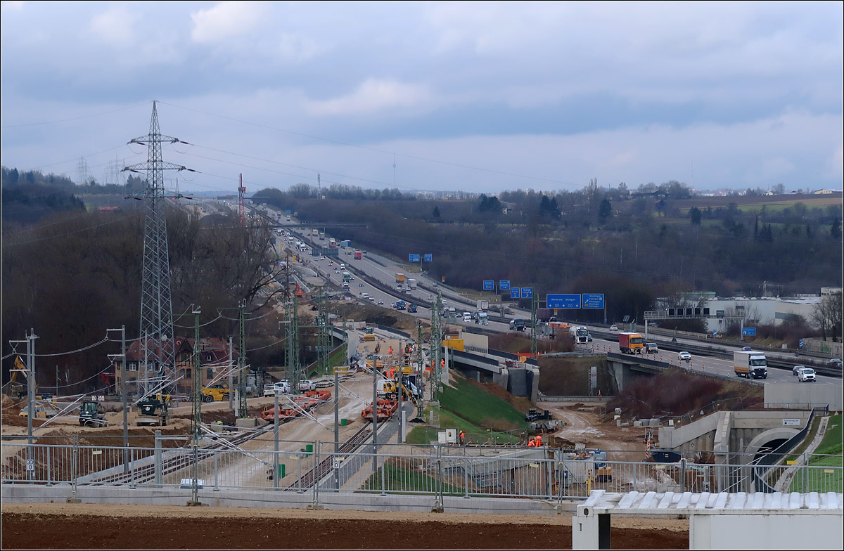Da wo sich - 

... Stuttgart 21 und die NBS nach Ulm die Hand geben: Wendlingen. 

Ein Blick von oberhalb des Portales des Albvorlandtunnels. In der linken Bildhälfte die Schnellfahrstrecke. Ganz rechts teilweise zu sehen das Tunnelportal der Autobahnunterfahrung der Güterzuganbindung.

04.02.2022 (M)