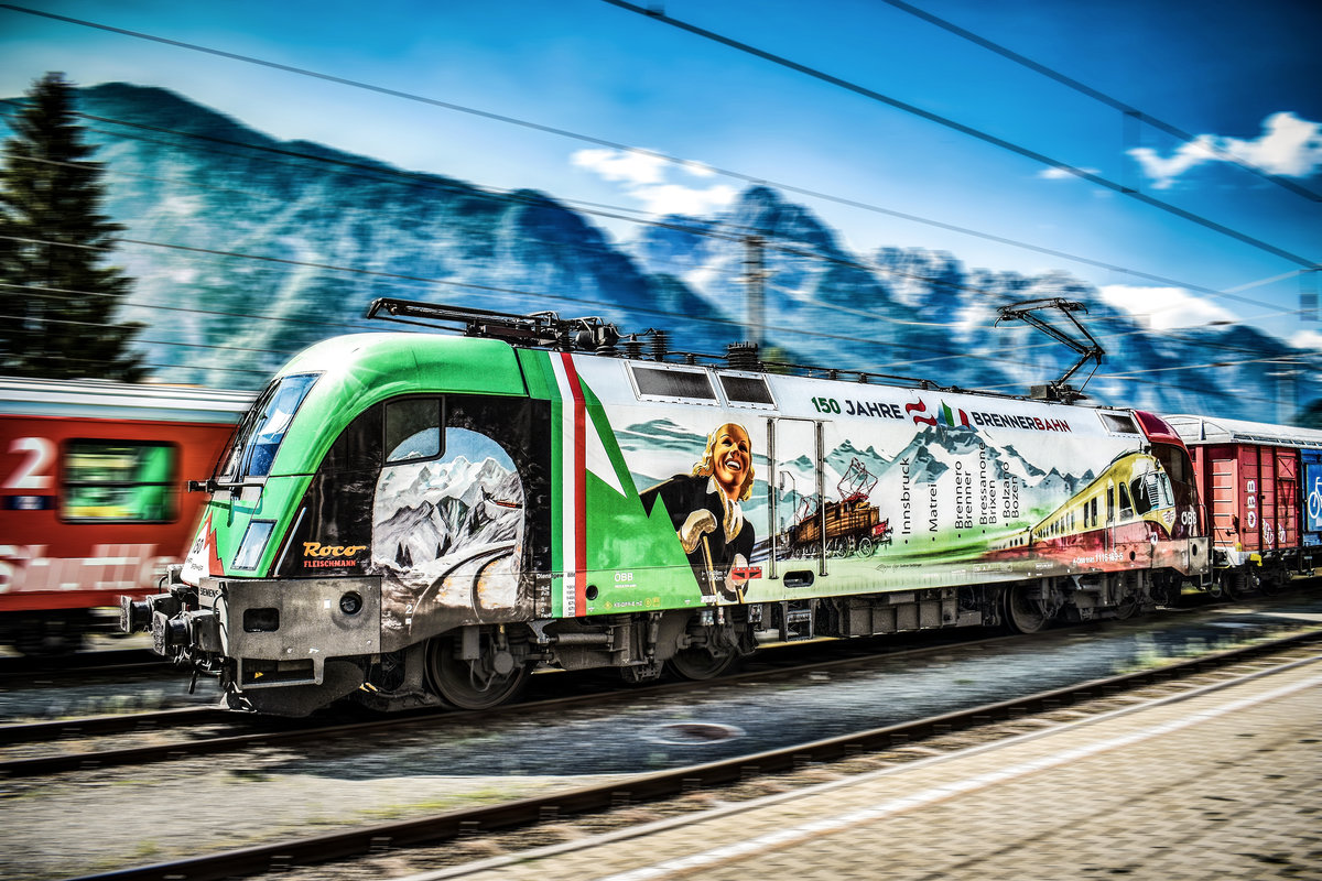 Da wohl kaum ein Zug so schnell den Bahnhof Lienz durchfahren würde, hier noch eine kleine Spielerei mit Photoshop ;-)

1116 159-5  150 Jahre Brennerbahn  mit einer  Radlzug-Garnitur , am 28.6.2018, im Bahnhof Lienz.