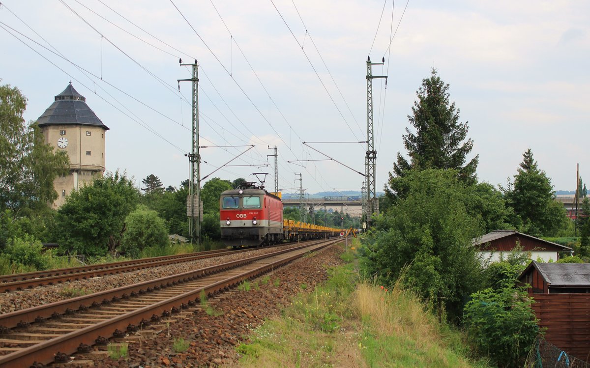 Da wurde heute am 26.07.16 nicht schlecht geschaut als 1144 034 in Saalfeld/Saale stand. Nun wurde die Abfahrt abgewartet und in Saalfeld/Saale mit dem Wasserturm festgehalten. 
