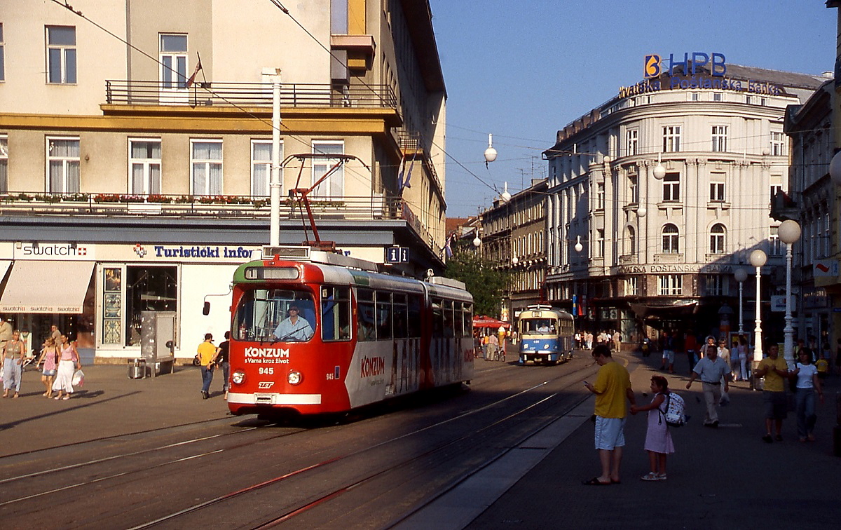 Da die Zagreber Straßenbahn wegen fehlender Mittel keine neuen Fahrzeuge beschaffen konnte, wurden Anfang der 1990er Jahre als Übergangslösung 35 GT-6 der Mannheimer Straßenbahn gekauft und als Baureihe TMK 901 bezeichnet. Tw 945 trifft im Sommer 2005 am Trg bana Josipa Jelacica ein.
