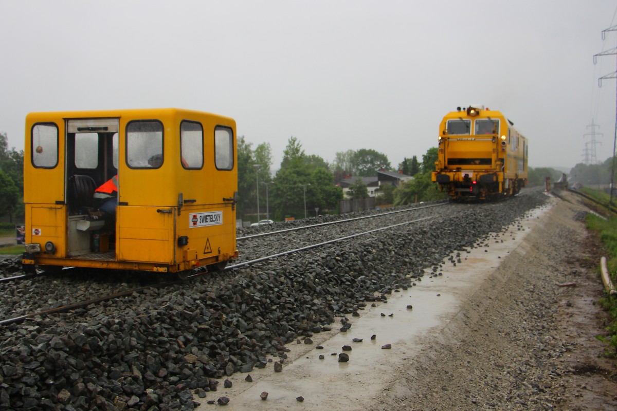 Da zeigt der kleine dem GROßEN den Weg...... 

Einsatz von EM-SAT 120 auf der 1,7Kilometer langen Baustelle zwischen Deutschlandsberg und Frauental Bad Gams. 2.Mai2014