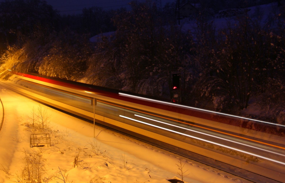 Da zischt er durch die Nacht ,........ So siehts zumindest aus ! 5063.003 als R8551 am Morgen des 4.Februar 2014 nächst der Anschlussstelle zur Ab Leibenfeld in Deutschlandsberg rollt auf Sicht dahin da in den letzten Tagen immer wieder Bäume und dickere Äste in den Fahrweg gebrochen sind.