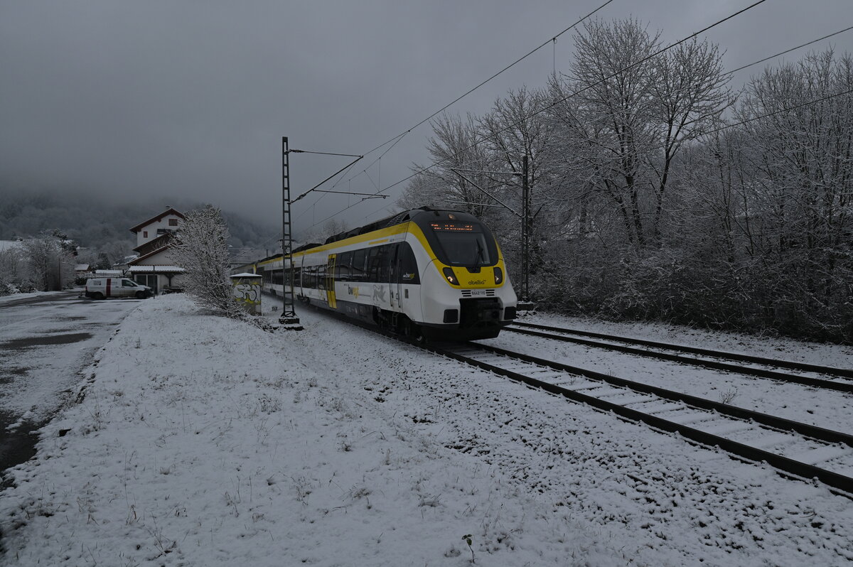 Da zog sich am Vormittag der Himmel zu und es fing an zu schneien, so fuhr auch der mittägliche RE10a nach Heilbronn vom 8442 110 geführt durch Neckargerach durch die verschneite Landschaft des Neckartal.7.1.2022