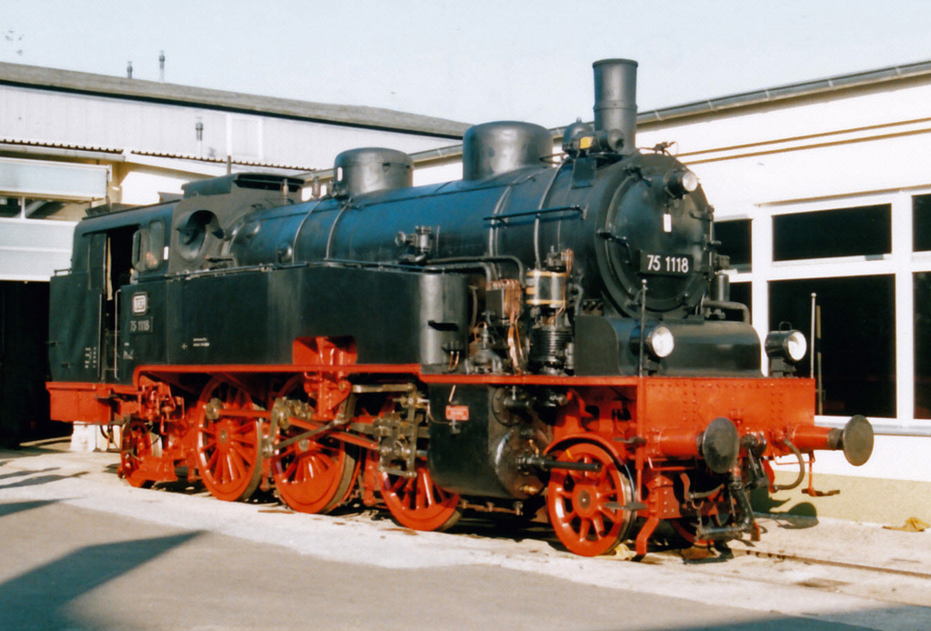 Da zur Zeit nichts fährt, ein paar Lokporträts aus dem Schuhkarton. Eingescannt von bestem ORWO-Color, hier 75 1118 der Ulmer Eisenbahnfreunde am 04.09.2004 nach deren Überholung im RAW Meiningen.