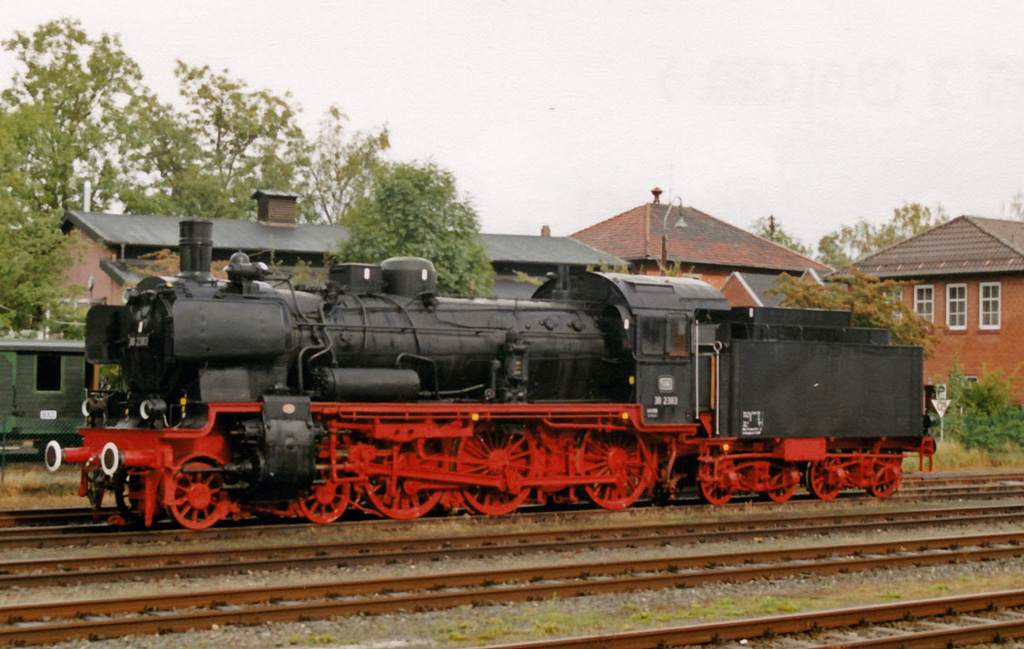 Da zur Zeit nichts fährt, ein paar Lokporträts aus dem Schuhkarton. Eingescannt von bestem ORWO-Color, hier 38 2383 am 16.09.2001 im Deutschen Dampflokomotiv-Museum in Neuenmarkt-Wirsberg.