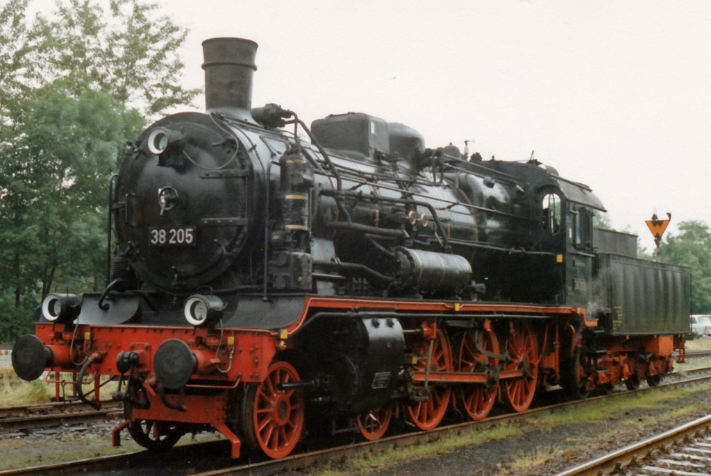 Da zur Zeit nichts fährt, ein paar Lokporträts aus dem Schuhkarton. Eingescannt von bestem ORWO-Color, hier 38 205 im Juli 1991 anläßlich einer Lokausstellung im Bahnhof Zschopau.