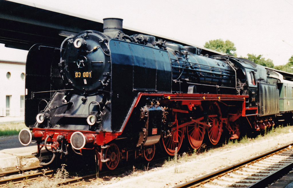 Da zur Zeit nichts fährt, ein paar Lokporträts aus dem Schuhkarton. Eingescannt von bestem ORWO-Color, hier 03 001 am 17.07.1999 im Bahnhof Meissen.