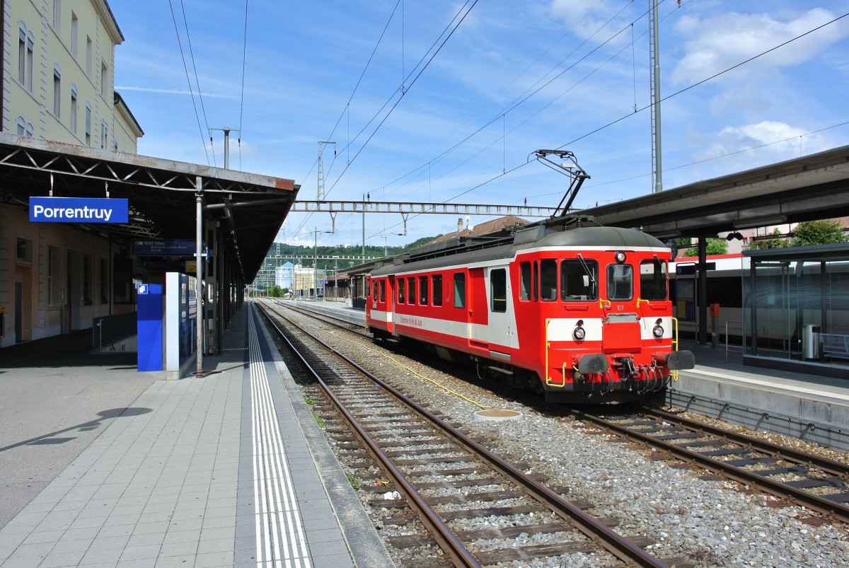 Da zurzeit der CJ-NPZ bei den SOB in Samstagern im Unterhalt ist, verkehrt wieder einmal der letzte noch betriebsfhige BDe. Im Bild steht der BDe 577 101-9 als Regio 26460 abfahrbereit in Porrentruy, 12.08.2014.