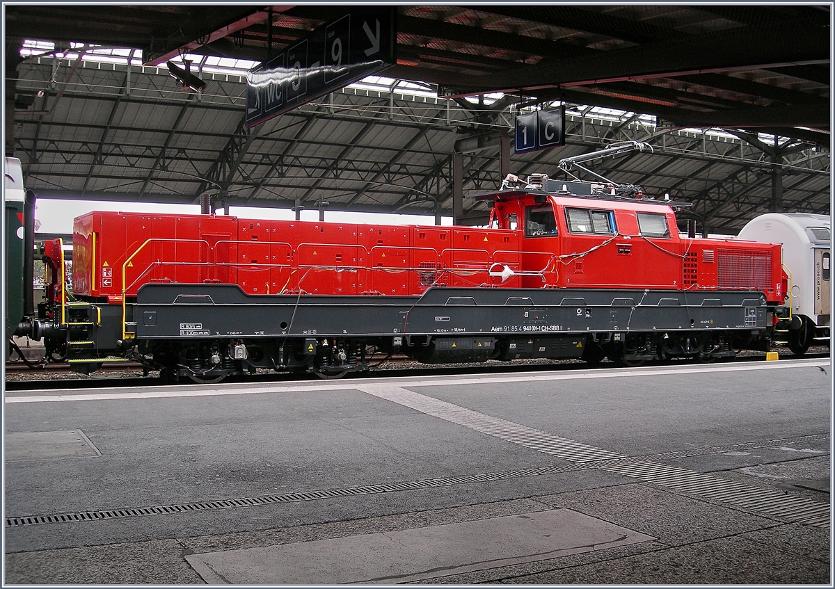 Da zwischen Wagen eingereiht, war das fotografieren der Prima H4 der neuen SBB Aem 940 001-1 (UIC 91 85 4 940 001-1 CH-SBBI) nicht ganz einfach.
Lausanne, den 16. Mai 2016  
