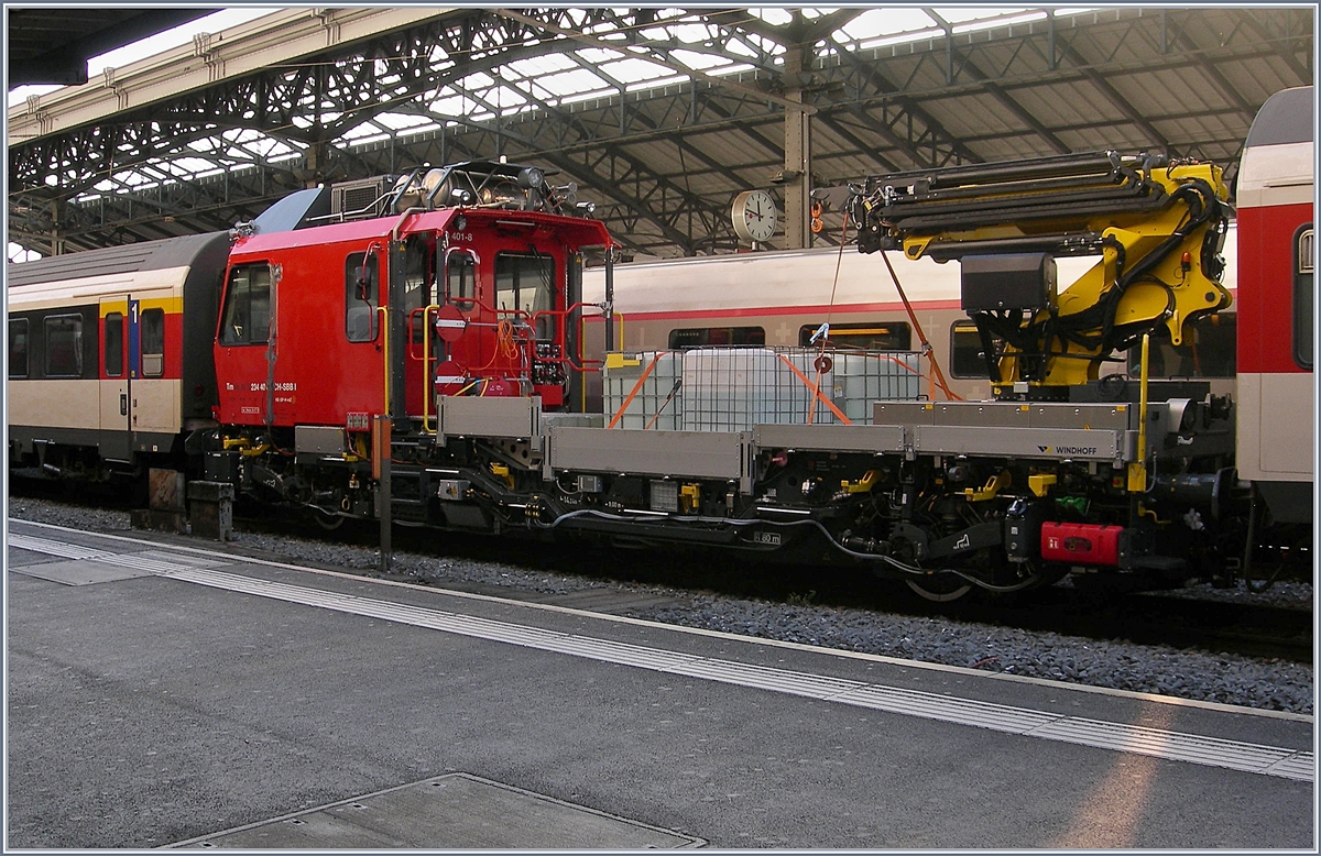 Da zwischen zwei EW IV gereiht, konnte die gelungene Formgebung des neuen Tm 234 401-8 (UIC 98 85 5234 401-8 CH SBBI) von Windhoff nicht sehr vorteilhaft erfasst werden.
Lausanne, den 18. Dez. 2018