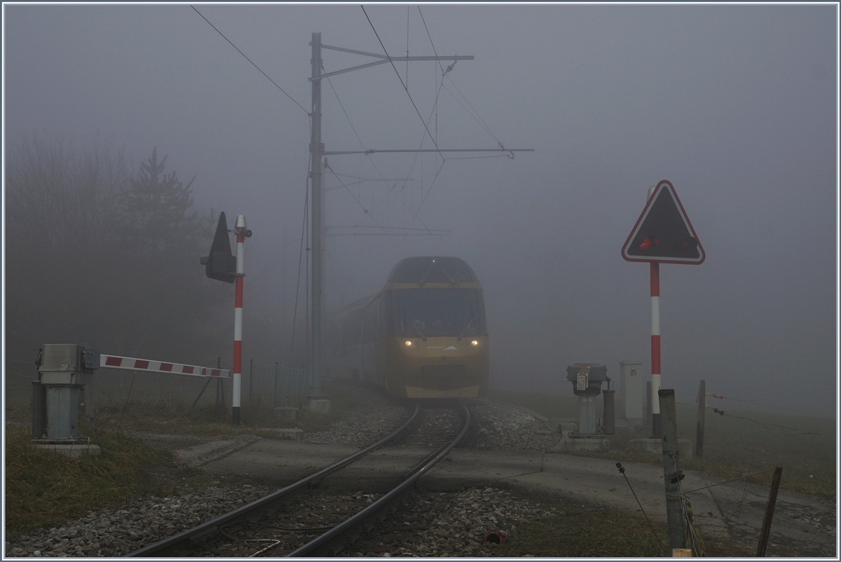 Da zwischenzeitlich der Nebel verschwand, wartete ich auf weitere Züge, doch eine nächste dicke Nebelwand verbarg das Licht und bescherte trübe Aussichten auf den MOB Panoramic Express auf seiner Fahrt Richtung Montreux kurz nach Les Avants.
21. Dez. 2016