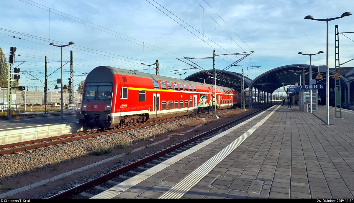DABbuzfa 760 (50 80 36-33 099-3 D-DB) von DB Regio Baden-Württemberg mit Schublok 143 856-3  Hinterzarten  der S-Bahn Mitteldeutschland (DB Regio Südost), ehem. DB Regio Baden-Württemberg, als S 37923 (S9) nach Eilenburg, einmal wieder ersatzweise für die BR 1442 (Bombardier Talent 2), verlässt den Startbahnhof Halle(Saale)Hbf auf Gleis 10 E-G.
(Smartphone-Aufnahme)
[26.10.2019 | 16:30 Uhr]