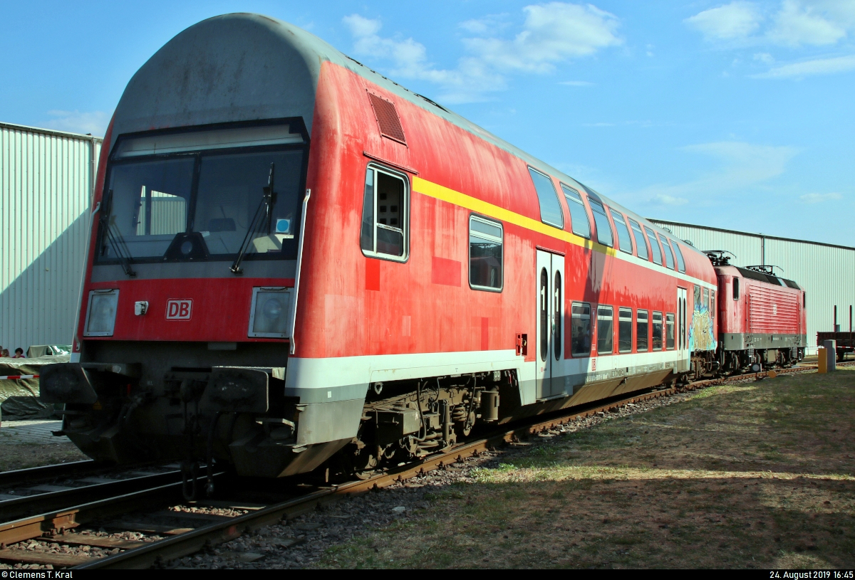 DABbuzfa 760 mit 143 944-7, in Halle (Saale) abgestellt, steht anlässlich des Sommerfests des DB Museums Halle (Saale) unter dem Motto „Von der Reichsbahn zur DB AG“ auf dem Gelände der DB Werkstatt Halle (Saale).
[24.8.2019 | 16:45 Uhr]