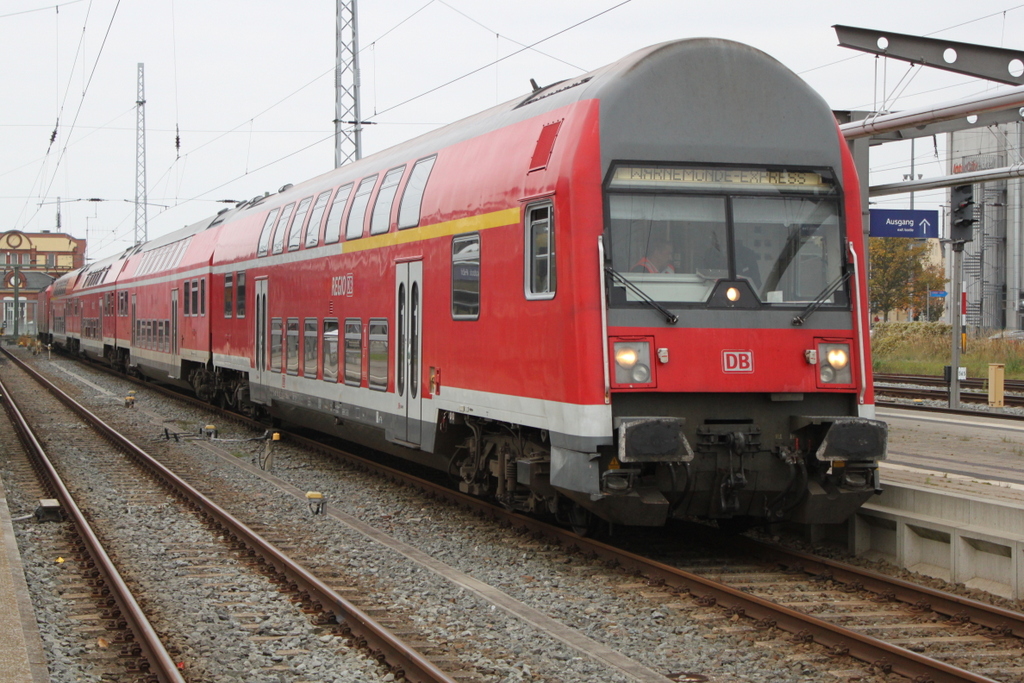 DABbuzfa 760 stand am 24.10.2015 als Warnem�nde-Express im Rostocker Hbf.24.10.2015
