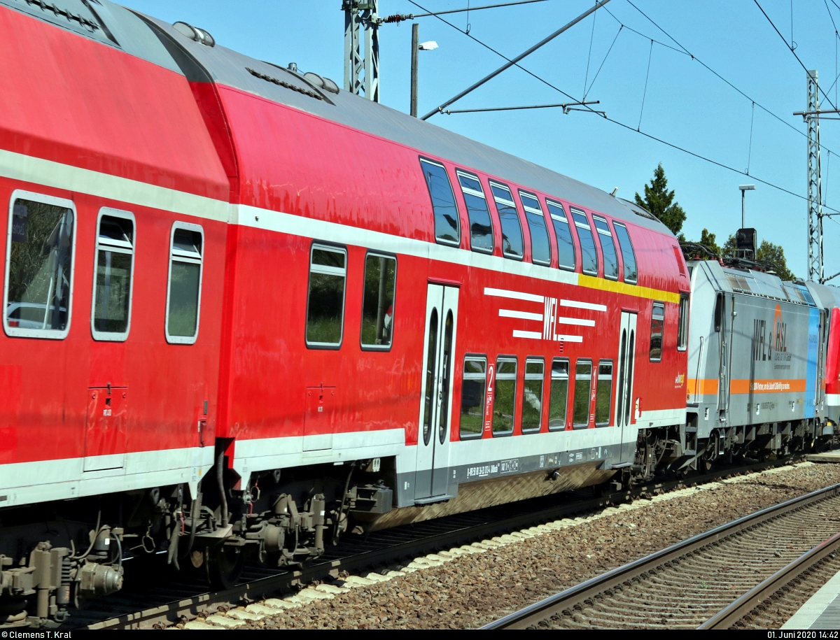 DABbuzfa 760.0 (50 80 36-33 013-4 D-WFL) der Wedler Franz Logistik GmbH & Co. KG (WFL) ist eingereiht in einer Überführungsfahrt der WFL von Wustermark nach Erfurt und durchfährt, zusammen mit vier Loks sowie 13 weiteren Wagen, den Hp Zscherben auf der Bahnstrecke Halle–Hann. Münden (KBS 590).
Anlass der Fahrt ist die Bereitstellung von Fahrzeugmaterial für den Ersatzverkehr der Abellio Rail Baden-Württemberg GmbH.
[1.6.2020 | 15:42 Uhr]