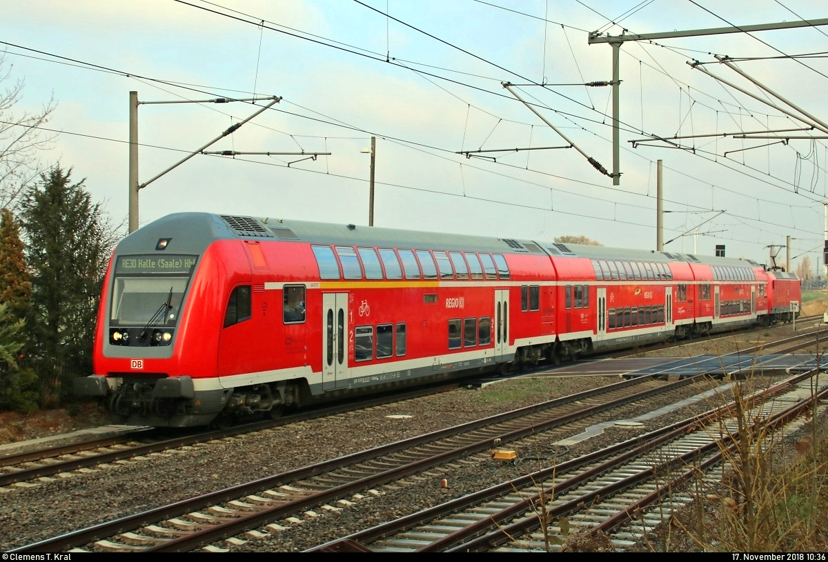 DABpbzfa (50 80 86-81 137-1 D-DB) mit Schublok 146 026 der Elbe-Saale-Bahn (DB Regio Südost) als RE 16315 (RE30) von Magdeburg Hbf nach Halle(Saale)Hbf erreicht den Bahnhof Niemberg auf der Bahnstrecke Magdeburg–Leipzig (KBS 340).
[17.11.2018 | 10:36 Uhr]