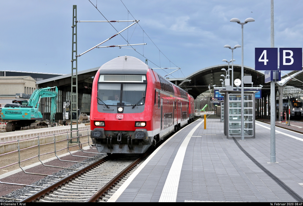 DABpbzfa 762 (50 80 80-35 368-5 D-DB), ehem. DB Regio Baden-Württemberg (zuletzt eingesetzt auf der Höllentalbahn), mit Schublok 143 137-8 der S-Bahn Mitteldeutschland (DB Regio Südost) als S 37716 (S7) nach Halle-Nietleben steht im Startbahnhof Halle(Saale)Hbf auf Gleis 4 A-C.
[16.2.2020 | 8:47 Uhr]