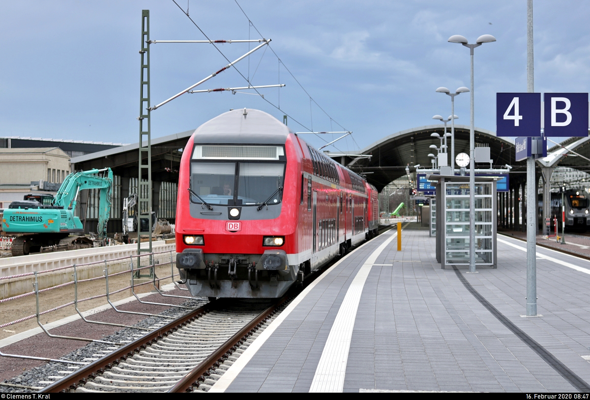 DABpbzfa 762 (50 80 80-35 368-5 D-DB), ehem. DB Regio Baden-Württemberg (zuletzt eingesetzt auf der Höllentalbahn), mit Schublok 143 137-8 der S-Bahn Mitteldeutschland (DB Regio Südost) als S 37716 (S7) nach Halle-Nietleben steht im Startbahnhof Halle(Saale)Hbf auf Gleis 4 A-C.
[16.2.2020 | 8:47 Uhr]