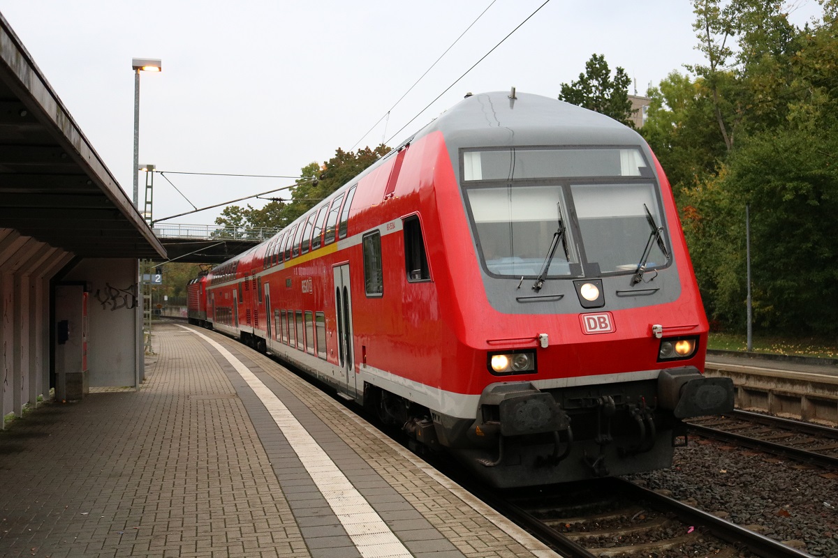 DABpbzfa 762 mit BR 143 der S-Bahn Mitteldeutschland (DB Regio Südost) als S 37717 (S7) von Halle-Nietleben nach Halle(Saale)Hbf Gl. 13a erreicht den Hp Halle Zscherbener Straße auf der Bahnstrecke Merseburg–Halle-Nietleben (KBS 588). [24.9.2017 - 8:27 Uhr]