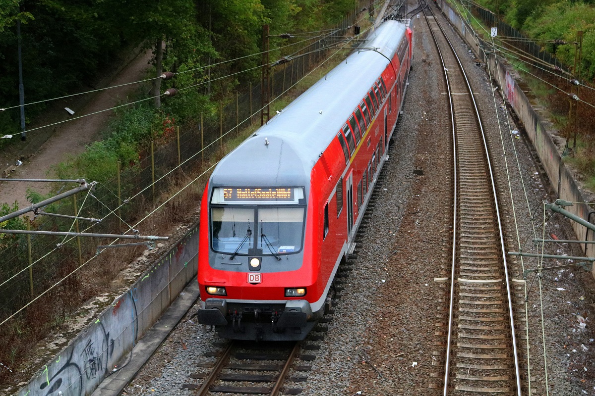 DABpbzfa 762 mit BR 143 der S-Bahn Mitteldeutschland (DB Regio Südost) als S 37755 (S7) von Halle-Nietleben nach Halle(Saale)Hbf Gl. 13a erreicht den Hp Halle Zscherbener Straße auf der Bahnstrecke Merseburg–Halle-Nietleben (KBS 588). Aufgenommen von der Brücke Zscherbener Straße. [9.9.2017 - 17:56 Uhr]