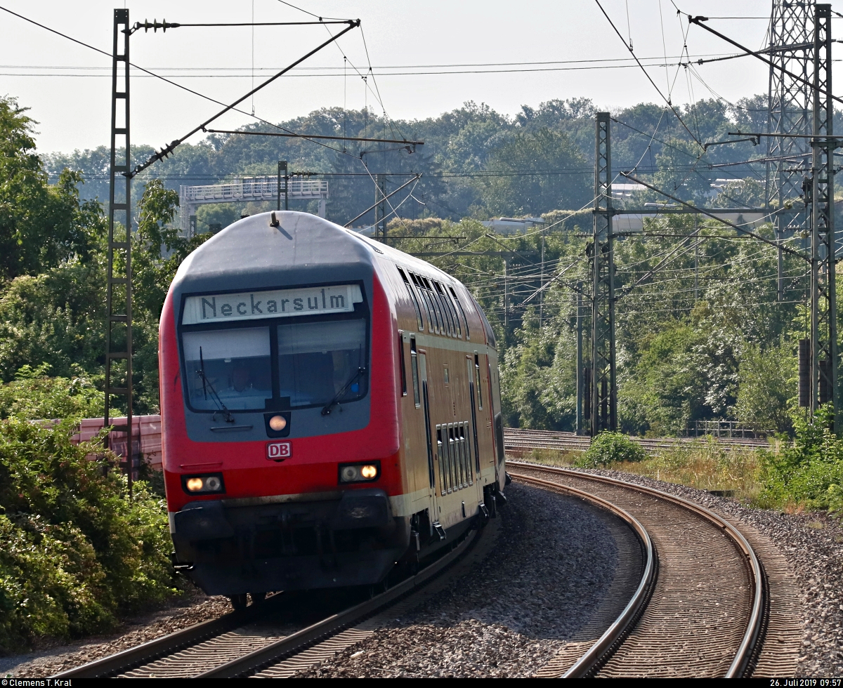 DABpbzfa 762 mit Schublok 147 010-3 von DB Regio Baden-Württemberg als RB 19112 von Stuttgart Hbf nach Neckarsulm durchfährt den Bahnhof Asperg auf der Bahnstrecke Stuttgart–Würzburg (Frankenbahn | 4800).
Aufgenommen im Gegenlicht am Ende des Bahnsteigs 3/4.
[26.7.2019 | 9:57 Uhr]