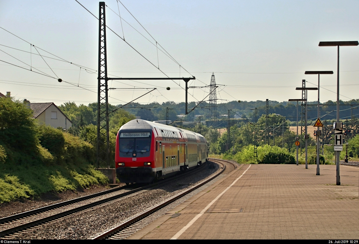 DABpbzfa 762 mit Schublok 147 016-0 von DB Regio Baden-Württemberg als RB 19968 von Stuttgart Hbf nach Heilbronn Hbf durchfährt den Bahnhof Asperg auf der Bahnstrecke Stuttgart–Würzburg (Frankenbahn | 4800).
Aufgenommen im Gegenlicht.
(Neubearbeitung wegen Halos)
[26.7.2019 | 10:29 Uhr]