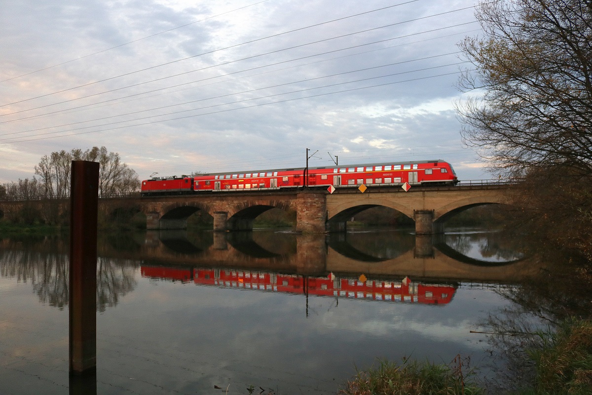 DABpbzfa 762 mit Schublok BR 143 der S-Bahn Mitteldeutschland (DB Regio Südost) als S 37749 (S7) von Halle-Nietleben nach Halle(Saale)Hbf Gl. 13a überquert die Saalebrücke bei Böllberg-Wörmlitz in Halle (Saale) auf der Bahnstrecke Halle–Hann. Münden (KBS 590). [4.11.2017 | 16:28 Uhr]