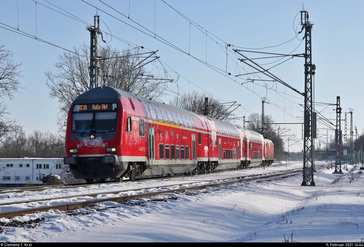 DABpbzfa 762.0 (50 80 80-35 384-2 D-DB) mit Schublok 146 007-0 pendelte witterungsbedingt nur zwischen Naumburg(Saale)Hbf und Halle(Saale)Hbf. Hier wurde der  Saale-Express  in Schkopau aufgenommen.

🧰 Elbe-Saale-Bahn (DB Regio Südost)
🚝 RE 4884  Saale-Express  (RE18) <s>Jena-Göschwitz–</s>Naumburg(Saale)Hbf–Halle(Saale)Hbf
🚩 Bahnstrecke Halle–Bebra (KBS 580)
🕓 11.2.2021 | 14:44 Uhr