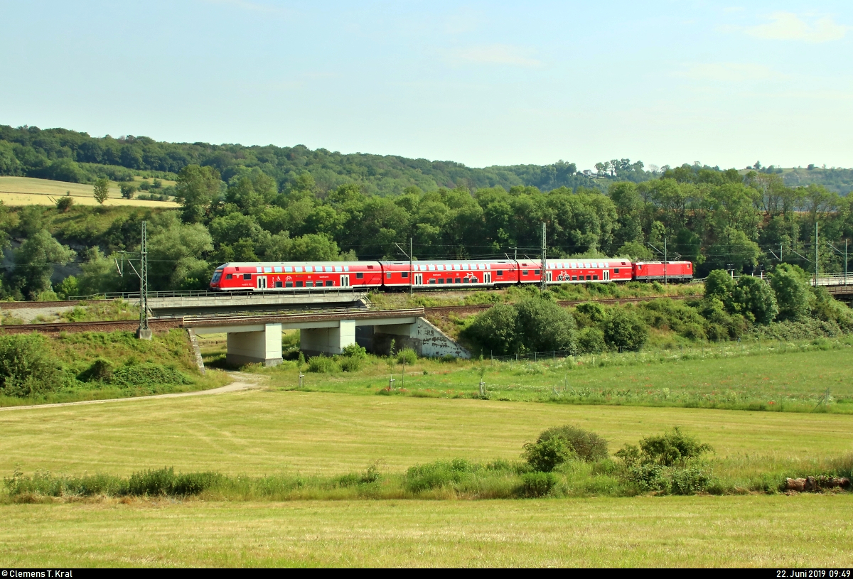 DABpbzfa 762.0 mit Schublok 112 ??? der Elbe-Saale-Bahn (DB Regio Südost) als RE 4885 (RE18) von Halle(Saale)Hbf nach Jena-Göschwitz passiert bei Saaleck, Sulzaer Straße, den Abzweig Großheringen Gho und fährt weiter auf der Bahnstrecke Großheringen–Saalfeld (Saalbahn | KBS 560).
[22.6.2019 | 9:49 Uhr]