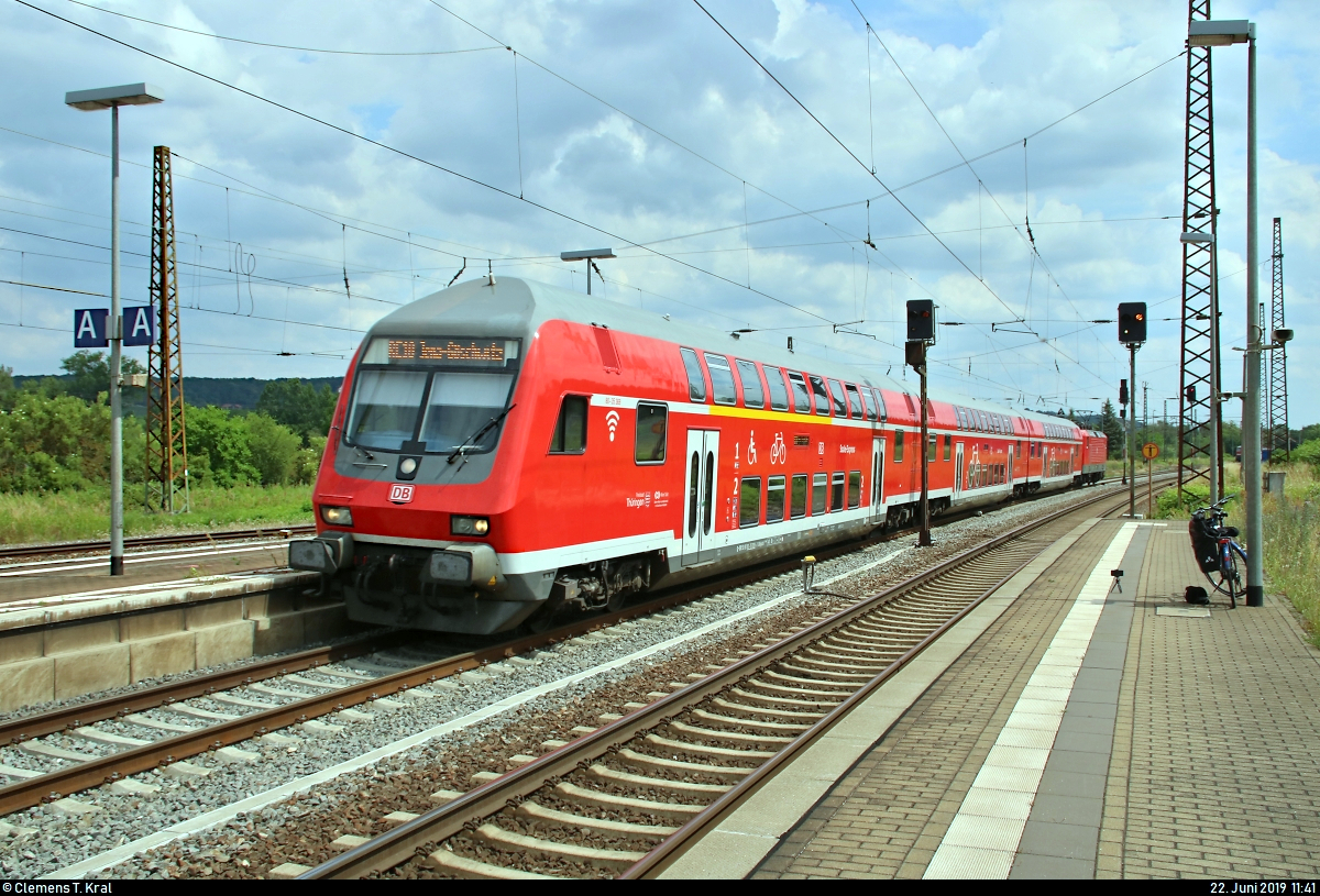 DABpbzfa 762.0 mit Schublok 112 131 der Elbe-Saale-Bahn (DB Regio Südost) als RE 4887 (RE18) von Halle(Saale)Hbf nach Jena-Göschwitz erreicht Naumburg(Saale)Hbf auf Gleis 2.
[22.6.2019 | 11:41 Uhr]