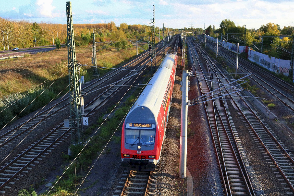 DABpbzfa 762.0 mit Schublok 143 002-4 der S-Bahn Mitteldeutschland (DB Regio Südost) als S 37753 (S7) von Halle-Nietleben nach Halle(Saale)Hbf Gl. 13a passiert den Abzweig Thüringen (At). Aufgenommen von der Brücke Dieselstraße in Halle (Saale). [3.10.2017 | 17:41 Uhr]