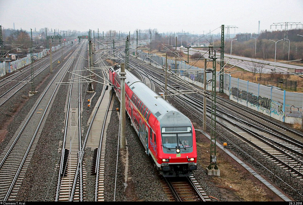 DABpbzfa 762.0 mit Schublok 143 034-7 der S-Bahn Mitteldeutschland (DB Regio Südost) als S 37714 (S7) von Halle(Saale)Hbf Gl. 13a nach Halle-Nietleben passiert den Abzweig Thüringen (At). Aufgenommen von der Brücke Dieselstraße, Halle (Saale). [28.3.2018 | 8:24 Uhr]
